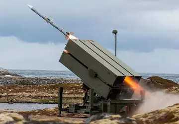 NASAMS-Luftabwehrsystem mit AIM-120 AMRAAM-Raketen schießt mehr ...