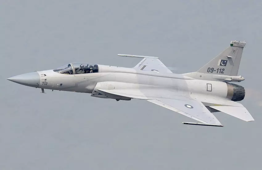 Pakistan rüstet JF-17-Kampfflugzeuge mit chinesischen PL-15-Langstreckenraketen aus