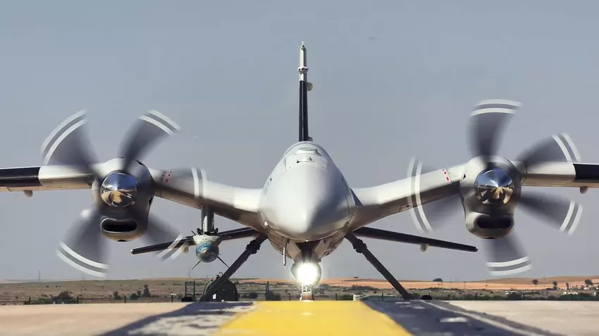 Bayraktar Akinci Strike Drone absolviert Testflug mit voller Munitionsladung