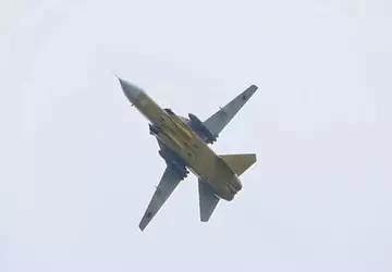 Die ukrainischen Su-24-Bomber sind mit Pylonen ...