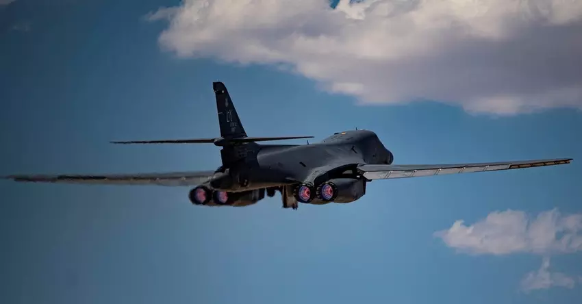 Die US-Luftwaffe hat einen modernisierten strategischen Bomber B-1B Lancer mit den Systemen BEAST und Link 16 getestet