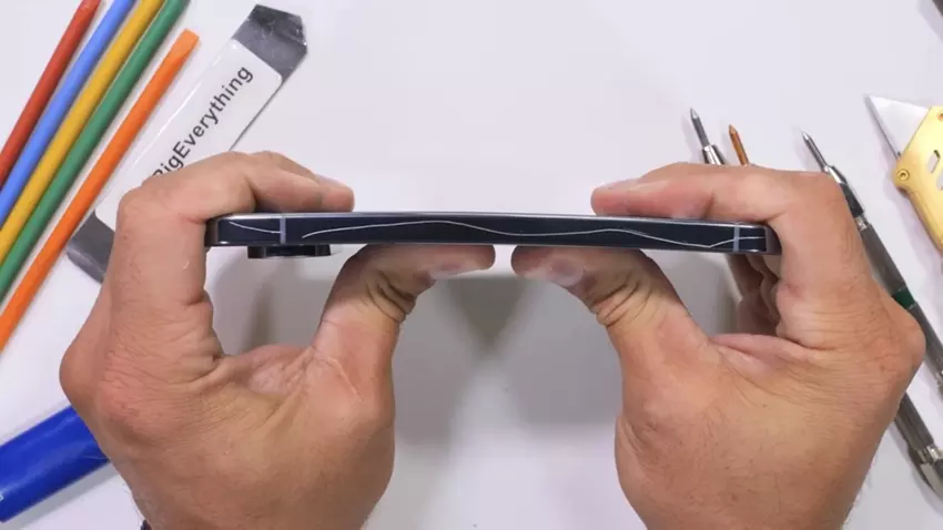 Das Pixel 10 Pro XL wird sich nicht biegen, nicht schmelzen, hat aber Angst vor dem Skalpell: Blogger JerryRigEverything hat Googles Flaggschiff einem Test unterzogen