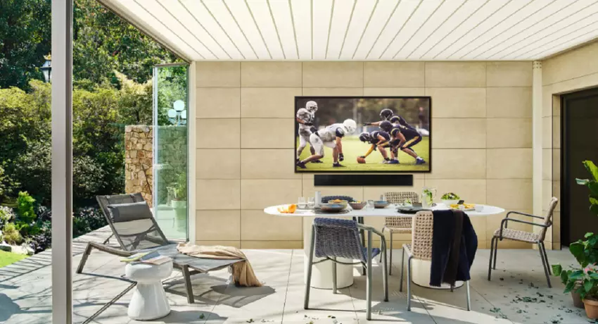 Samsung hat The Terrace vorgestellt, einen großen Fernseher mit Neo QLED-Display, Wasser- und Staubresistenz für den Außeneinsatz für 20.000 $