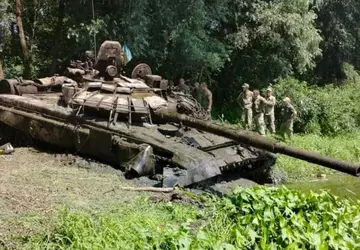Ukrainische Taucher haben einen russischen T-72-Panzer ...
