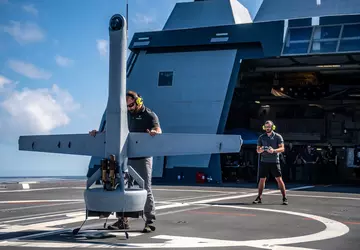 Shield AI testet eine futuristische V-BAT-Drohne, ...