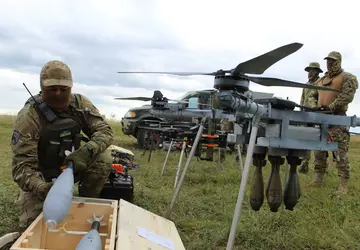 Die Streitkräfte erhielten einen großen Oktokopter, ...