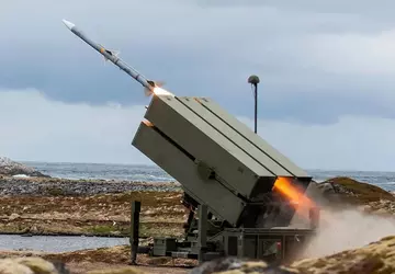 Spanien setzt NASAMS-Boden-Luft-Raketen neben MIM-104 Patriot ...