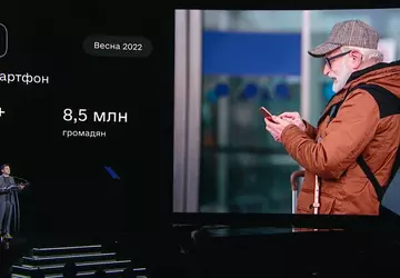 Ältere Ukrainer erhalten kostenlose Smartphones zu ...