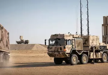 Das aus Deutschland gelieferte Luftabwehrsystem IRIS-T ...