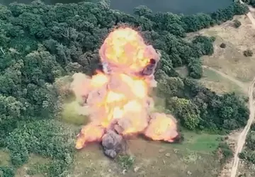 Ukrainische Streitkräfte zerlegen ein russisches Mehrfachraketenwerfersystem ...