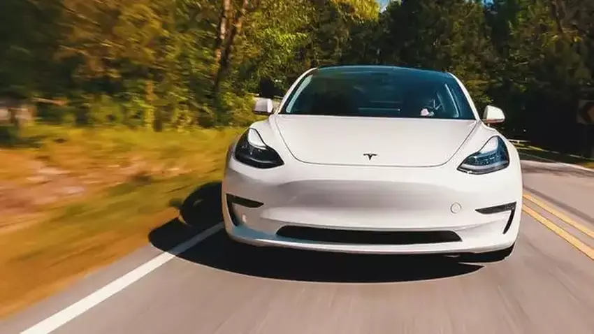 Forscher haben einen Weg gefunden, Tesla zu hacken und das vollständige Selbstfahren kostenlos zu aktivieren