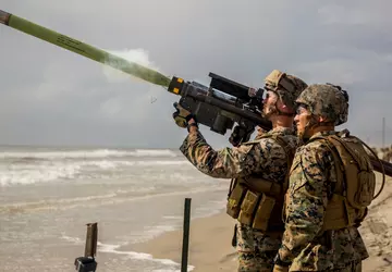 Stinger MANPADS, Hubschrauber, Maschinengewehre, Drohnen und ...