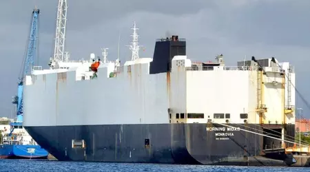 Ein Frachtschiff, das Elektroautos transportiert, brennt im Pazifischen Ozean