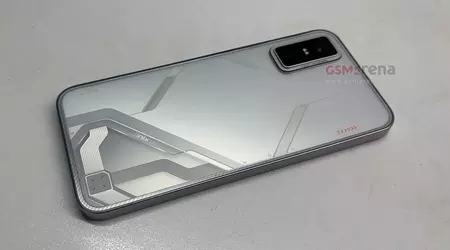 Live-Foto des Infinix GT 30 in der neuen Farbe Shadow Ash