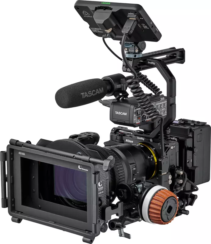 Nikon ZR mit Mikrofon und Display