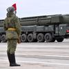 Die Russen haben die ballistische Interkontinentalrakete SS-27 Mod 2 mit einer Reichweite von 12.000 Kilometern gestartet, die einen nuklearen Sprengkopf mit einer Sprengkraft von bis zu 500 Kilotonnen tragen kann.-12