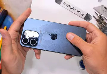 Titan-iPhone 15 Pro Max fällt beim ...