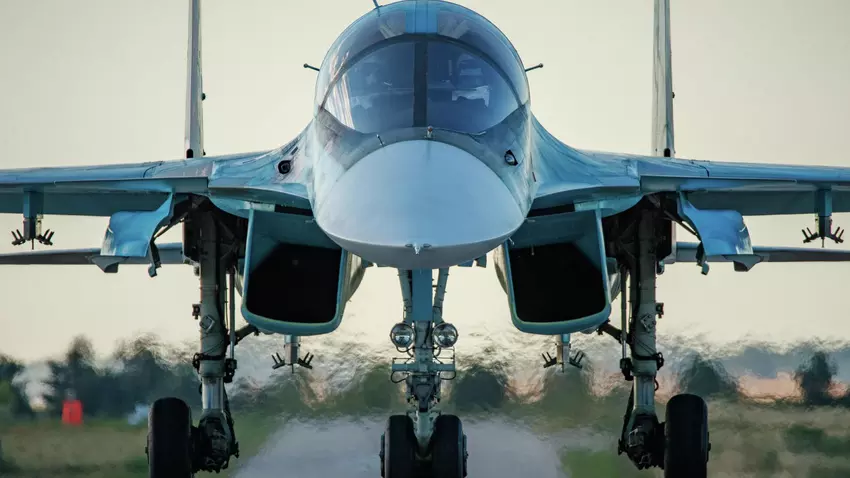 Überschall-Kampfbomber Su-34 im Wert von bis zu 50 Millionen Dollar möglicherweise auf der Krim selbstzerstört