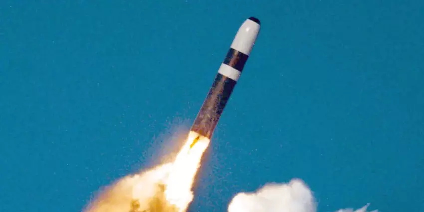 Northrop Grumman baut das 2000. Triebwerk für Trident II Interkontinentalraketen mit nuklearen Sprengköpfen und einer Startreichweite von mehr als 12.000 km