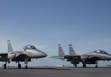 Zwei F-15EX Eagle II-Kampfflugzeuge schossen AIM-120 ...