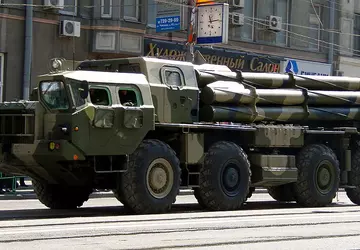 Syrische Oppositionskräfte beschlagnahmen zwei russische BM-30 ...