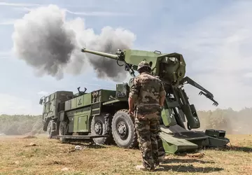 Französische Artillerieanlagen mit Eigenantrieb CAESAR können ...
