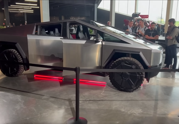 Tesla enthüllt neue Vorserienversion des elektrischen ...