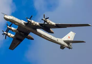 US-F-16-Kampfflugzeuge fangen einen russischen Tu-95-Atombomber bei ...