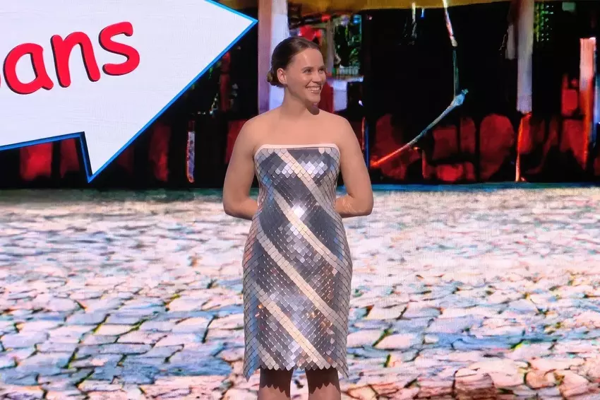 Adobe hat ein interaktives Kleid aus flexiblen Textildisplays vorgestellt, das Farbe und Muster wechseln kann