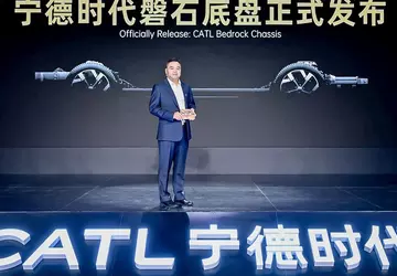 Hält Aufprallgeschwindigkeiten von 120 km/h stand, ...