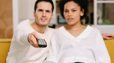 Die neue DTS Clear Dialogue Technologie nutzt KI, um Dialoge in lauten Filmszenen zu verbessern