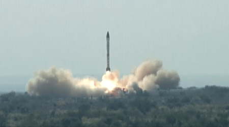 Pakistan hat erfolgreich die ballistische Rakete Ababeel mit einer Startreichweite von 2.200 km getestet, die bis zu acht Sprengköpfe mit einem Gesamtgewicht von 1,5 Tonnen tragen kann