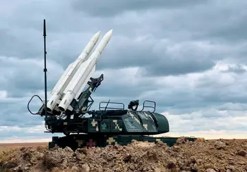 Ukrainische Spezialisten restaurieren Buk-M1-Boden-Luft-Raketensystem nach Niederlage ...