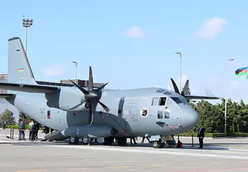 Leonardo übergibt das erste militärische Transportflugzeug ...