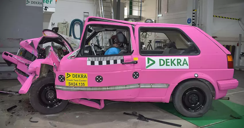 VW Golf II ist bei einem Crashtest zusammengestoßen, um die Überlegenheit moderner Modelle zu beweisen