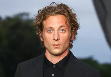 Der Bär-Star Jeremy Allen White spielt ...