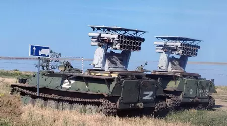 Ukrainische FPV-Drohnen treffen einen ungewöhnlichen russischen MT-LB-Panzertransporter mit einem A-22 Ogon-Schiffsabschussgerät