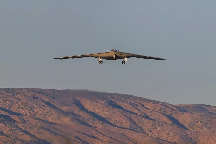 Die US-Luftwaffe hat den erfolgreichen Flug eines Atombombers vom Typ B-21 Raider zur Edwards Base offiziell bestätigt