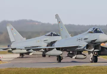 Deutschland hat 38 aufgerüstete Eurofighter Typhoon-Kampfflugzeuge ...