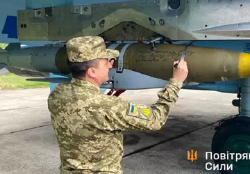 Ukrainische Su-27-Kampfjets können auch intelligente JDAM-Bomben ...