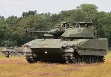 Schwedische CV90-Schützenpanzer auf dem Weg in ...
