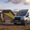 Ford Transit Trail in der Landschaft