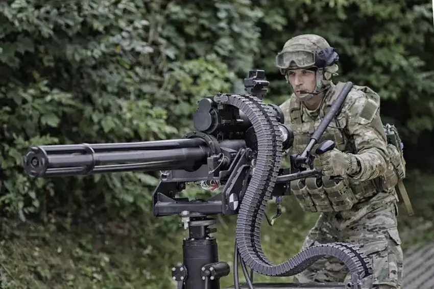 WLKM-Maschinengewehr auf der Messe IDEX 2025