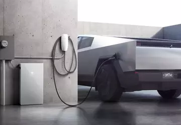 Der Cybertruck ist plötzlich aufgrund einer ...