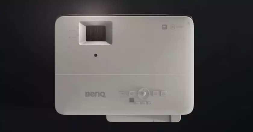BenQ TK700STi beamer für skytrak