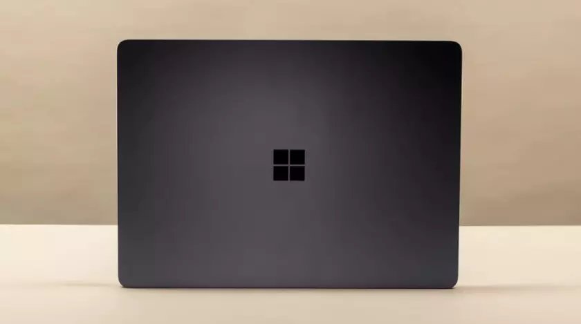  Microsoft Surface Laptop 7 (13,8″) KI-Computer auf dem Gerät