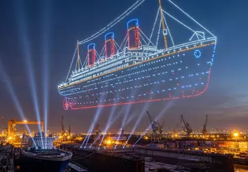 Lichttanz über der Werft: 1.000 Drohnen ...