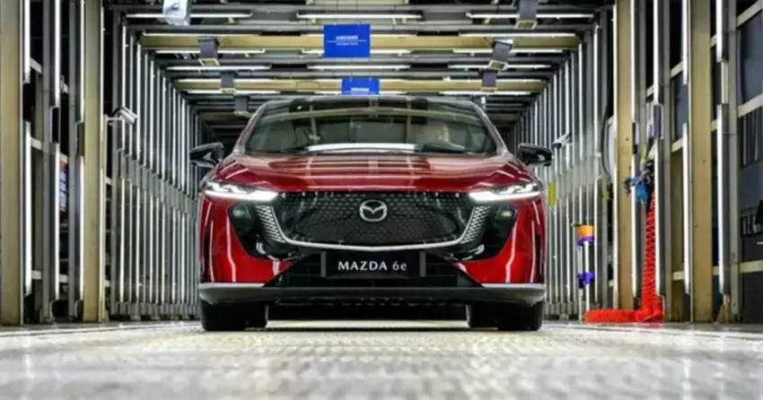 Der erste Serien-Mazda 6e im Changan-Mazda-Werk in China.