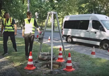 Audi half bei der Herstellung eines ...
