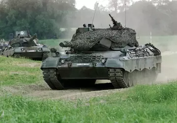 Leopard 1A5-Panzer, Artilleriegranaten, RQ-35 Heidrun und ...